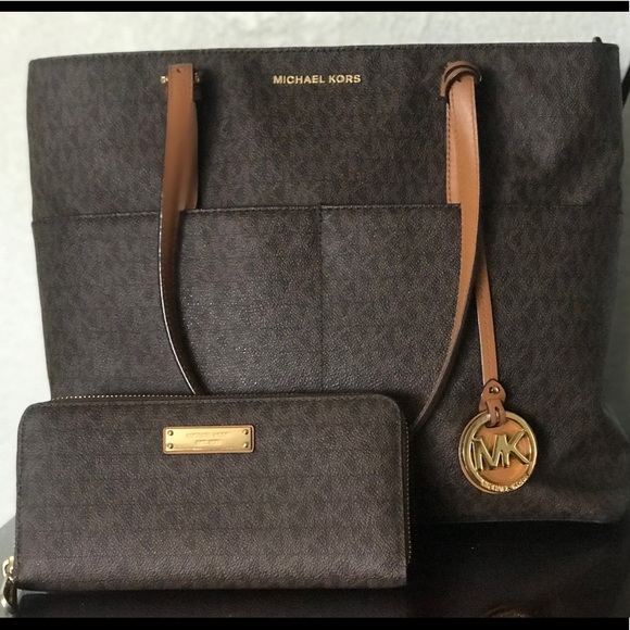 Michael Kors Signature Tote & Wallet - Picture 1 of 3